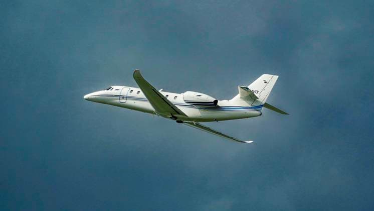 12.04.2023; Flughafen Dortmund Wickede, Nordrhein Westfalen, Deutschland, Europa, Welt , Flugzeug, Luxusflugzeug, Businessjet, Privatflugzeug, Geschäftsjet, Charterflugzeug, Unternehmensflugzeug, VIP-Flugzeug, Firmenjet, Exklusivjet, Executive Jet, Jetflugzeug, Personenjet, Airport, Business, Reichtum, Luxus, Klima, Verbot, Debatte, Symbolbild Flugzeuge der Superreichen *** 12 04 2023 Dortmund Wickede Airport, North Rhine-Westphalia, Germany, Europe, World , airplane, luxury plane, business jet, private plane, business jet, charter plane, corporate plane, VIP plane, corporate jet, exclusive jet, executive jet, jet plane, passenger jet, airport, business, wealth, luxury, climate, ban, debate, symbol picture planes of the super rich