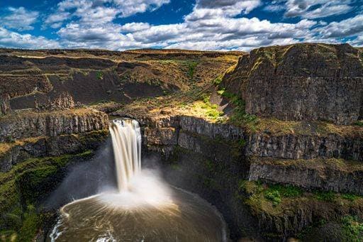 RECORD DATE NOT STATED This beautiful waterfall in eastern Washington state drops about 200 ft (60m) into the canyon formed by the Palouse river. *** Dieses Schönes Wasserfall ÊIn östlichen Washingtoner Staat fallenläßt etwa 200er ft 60m hinein der Felsschlucht geformt indem der Palouse Fluß 10394106