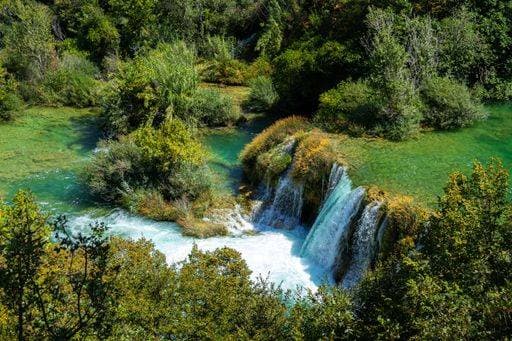 RECORD DATE NOT STATED An aerial view of a waterfall flowing through green trees in Krka national park, Croatia on a sunny day *** An&Verkauf aerial Ansicht des einer Wasserfall fließende durch Grün Bäume ÊIn Krka Nationaler park, Kroatien am einer sonnig Tag 10440730