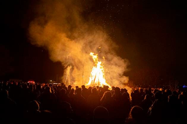 08.04.2023, Osterfeuer Blankenese, Hamburg: Anlässlich des traditionellen Osterfeuers zogen am Samstag, den 08.04.2023, wiederholt mehrere tausend Menschen zum Osterfeuer nach Blankenese. Blankenese Hamburg Deutschland Osterfeuer Blankenese 2023-7 *** 08 04 2023, Easter fire Blankenese, Hamburg On the occasion of the traditional Easter fire on Saturday, 08 04 2023, several thousand people repeatedly marched to the Easter fire in Blankenese Blankenese Hamburg Germany Easter fire Blankenese 2023 7