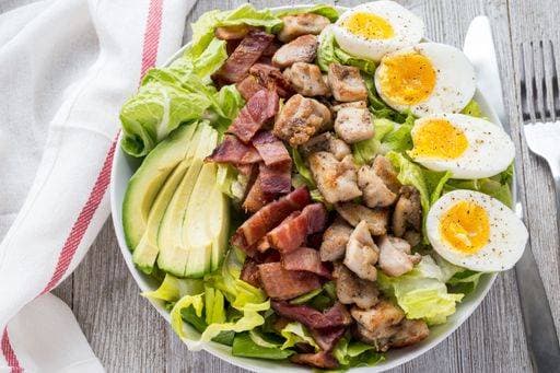 RECORD DATE NOT STATED A closeup of Chicken Cobb Salad *** einer closeupe des Huhn Cobb Salat 10472883