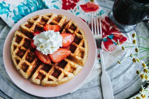 RECORD DATE NOT STATED a High angle shot of strawberry waffles and coffee in a tray *** einer hohe Winkel erschossen des Erdbeere Waffeln und Kaffee ÊIn einer Tablett 10474765