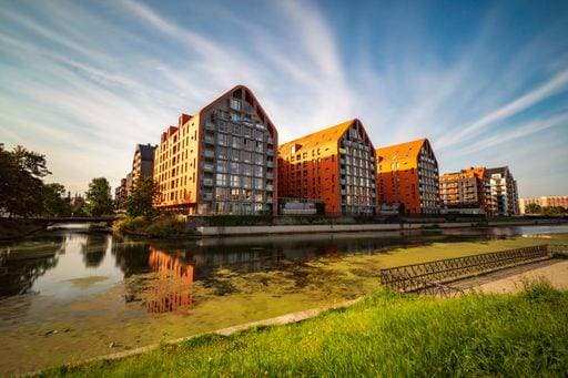 Creative Highlights World RECORD DATE NOT STATED The cloudy blue sky over the modern buildings surrounded by a river in spring *** der wolkig Blau Himmel trueber der Modernes Bauwerke umgeben indem einer Fluß ÊIn Fruehling 10546282