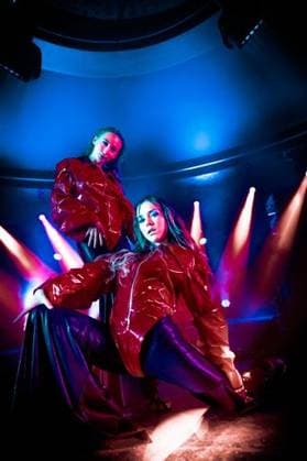 RECORD DATE NOT STATED A vertical shot of two attractive women posing on a club stage with neon lights in the background *** einer hoch erschossen des Zwei attraktive Frauen posierend am einer Klub Bühne mit neonfarben Lichter ÊIn der Hintergrund 10579755 ,model released, Symbolfoto