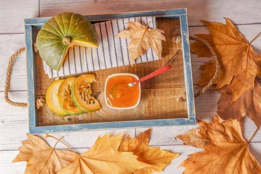 IMAGO Creative: Herbst, Kulinarische Klassiker RECORD DATE NOT STATED homemade pumpkin marmalade in a white bowl on a blue wooden tray with dried leaves *** Selbstgemachte Kürbis marmalade ÊIn einer weiß Schüssel am einer Blau hölzern Tablett mit getrocknet verlässt 11780557