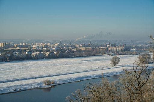 IMAGO Creative, Jahreszeit Winter in der Stadt RECORD DATE NOT STATED panorama view from lingnerschloss to dresden in winter *** Panorma Ansicht von lingnerschloss an Dresdener ÊIn winterlichen 15042292