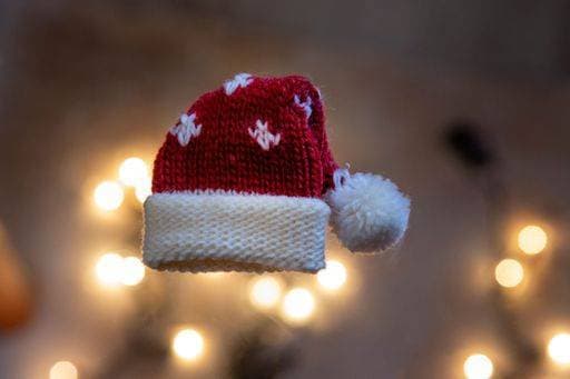 RECORD DATE NOT STATED A knitted Santa hat against a blurry Christmas backdrop *** einer gewirkt Santa Hut gegen einer blurry Weihnachten Kulisse 15187522