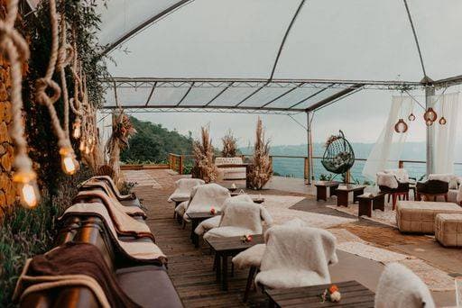 RECORD DATE NOT STATED A modern area with rugs and seats for a wedding celebration *** einer Modernes Bereich mit rugs und Plätze für einer Hochzeit Feier 17997239