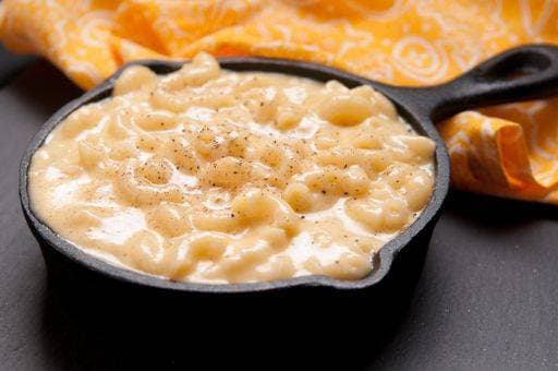 cast iron pan of macaroni and cheese, mac n cheese *** Besetzung Eisen Pfanne des Makkaroni und cheese, mac N&B Käse 1817217