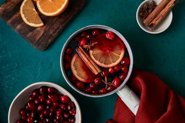 Mulled Wine Prep with Orange Cranberries and Cinnamon Mulled Wine Prep with Orange Cranberries and Cinnamon Copyright: xEmiliexDorangex ED230123-27