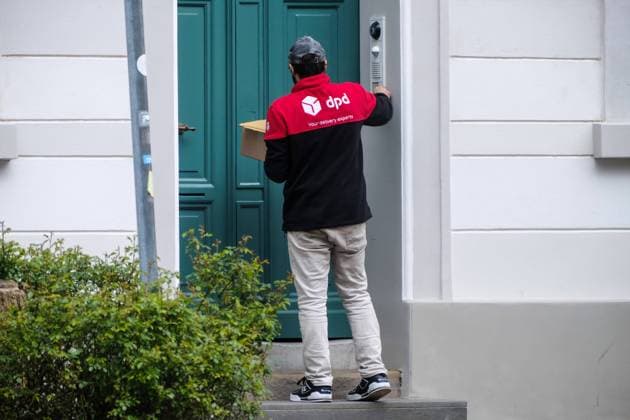 Düsseldorf 13.04.2023 DPD Paket Pakete Amazon Retouren Retoure CO2 Online shoppen einkaufen onlineshopping Internetshopping Paketboom Paketbote Onlinehandel Paketsteuer Paketversandsteuer Paketabgabe Amazonsteuer Amazon-Steuer Versandhandel Haustüre Düsseldorf Nordrhein-Westfalen Deutschland *** Düsseldorf 13 04 2023 DPD parcel parcels Amazon returns return CO2 online shopping shopping onlineshopping internet shopping parcel boom parcel messenger online trade parcel tax parcel shipping tax Amazon tax Amazon tax mail order door Düsseldorf North Rhine Westphalia Germany