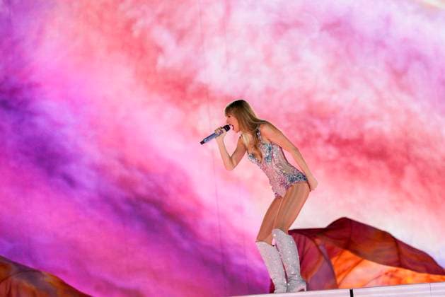 Entertainment Bilder des Tages April 13, 2023, Tampa, Florida, USA: Taylor Swift performs Ã¢â‚¬oeCruel SummerÃ¢â‚¬Â during the first of her three sold-out Tampa shows on the Eras tour, at Raymond James Stadium, Thursday, April 13, 2023 in Tampa. Tampa USA - ZUMAs70_ 20230413_zan_s70_145 Copyright: xMarthaxAsencio-Rhinex