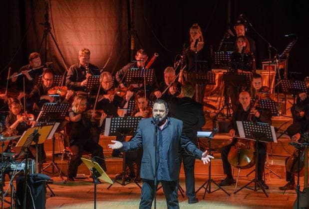 Entertainment Themen der Woche KW15 Entertainment Bilder des Tages RECORD DATE NOT STATED Forever Young: Alphaville mit großem Orchester *** NUR FÜR REDAKTIONELLE ZWECKE *** EDITORIAL USE ONLY ***<p>Die Band Alphaville tritt am Donnerstag, 13.04.2023, mit ihrem Frontman Marian Gold in Essen auf. Auf ihrer Jubiläumstour zum 40-jährigen Bestehen kam Alphaville mit großem Orchester in die Essener Philharmonie. Deutschland NRW Essen Copyright: RainerxRaffalski *** Forever Young Alphaville with large orchestra FOR EDITORIAL PURPOSES ONLY EDITORIAL USE ONLY p The band Alphaville performs with its frontman Marian Gold in Essen on Thursday, 13 04 2023 On their 40th anniversary tour, Alphaville came with a large orchestra to the Ess Copyright: RainerxRaffalski doc7prncuoa2eanddaa7wz ,EDITORIAL USE ONLY