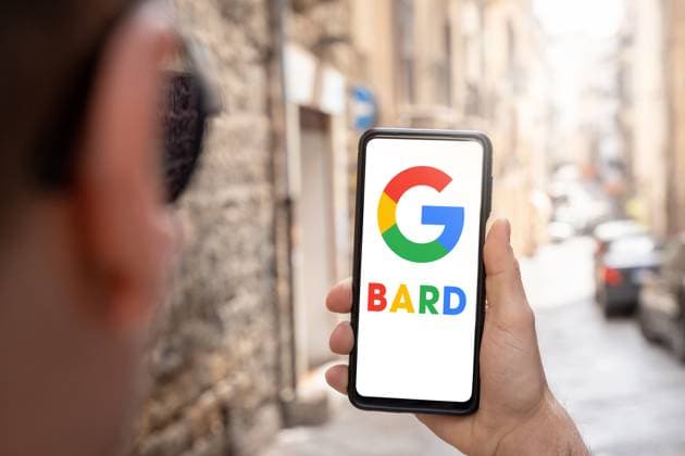 14 April 2023: A man holds a smartphone with the Google BARD app, Artificial Intelligence AI chatbot by Google FOTOMONTAGE *** Ein Mann hält ein Smartphone mit der Google BARD App, Künstliche Intelligenz KI Chatbot von Google FOTOMONTAGE