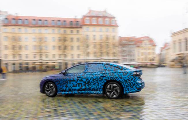 Volkswagen ID.7 Der Volkswagen ID.7 feiert am Montag, 17.4., seine Weltpremiere. Nur für einige Minuten wurde am 14.4. eine getarnte seriennahe Studie des Volkswagen ID.7 auf dem Neumarkt präsentiert. Dresden Sachsen GERMANY *** Volkswagen ID 7 The Volkswagen ID 7 celebrates its world premiere on Monday, 17 4 , Only for a few minutes on 14 4 a camouflaged close-to-production study of the Volkswagen ID 7 was presented on the Neumarkt Dresden Saxony GERMANY