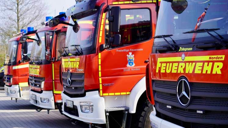 Feuerwehr und Notarzt, Symbolfotos 08.04.2023; Norden, Ostfriesland, Niedersachsen, Deutschland, Europa Feuerwehr Norden - Symbolbild für Feuerwehrwagen, Feuerwehrfahrzeug, Löschfahrzeug, Brandbekämpfungsfahrzeug, Einsatzfahrzeug, Rettungsfahrzeug, Notfahrzeug, Feuerlöschfahrzeug, Feuerwehrfahrzeug, Rettungswagen, Brandwagen, Löschzug, Roter Helfer, Roter Blitz, Brandbekämpfungsfahrzeug, Feuerwehr-LKW, Feuerwehr-Rettungswagen. *** 08 04 2023 Norden, East Frisia, Lower Saxony, Germany, Europe fire department Norden symbol image for fire truck, fire engine, fire truck, firefighting vehicle, emergency vehicle, emergency vehicle, fire truck, fire engine, fire truck, fire truck, fire engine, fire truck, red helper, red lightning, fire truck, fire truck, fire truck, fire tr