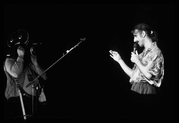 Frank ZAPPA live on stage . 1984 European Tour Wien, Wiener Stadthalle, 4. Oktober 1984 . Aus dem Hause Zappa gibt es bereits eine neue Veröffentlichung zu vermelden. Mit zwei bisher unveröffentlichten Konzerten von Frank Zappas kurzlebiger Band aus den 1980er Jahren bietet Zappa 80: Mudd Club Munich laut dem Promoter die Möglichkeit, zwei Shows zu hören, die in zwei verschiedenen Umgebungen aufgezeichnet wurden: die intime 240-Kapazität Mudd Club in New York City und die riesige Olympiahalle in München mit 12 000 Plätzen. Die bereits Anfang März 2023 erschienene Veröffentlichung soll zum ersten Mal beide Konzerte komplett in der Besetzung von 1980 präsentieren. https: www.rocktimes.info zappa-1980-in-muenchen-und-einem-mini-cl Z101000078_130423_01jpeg
