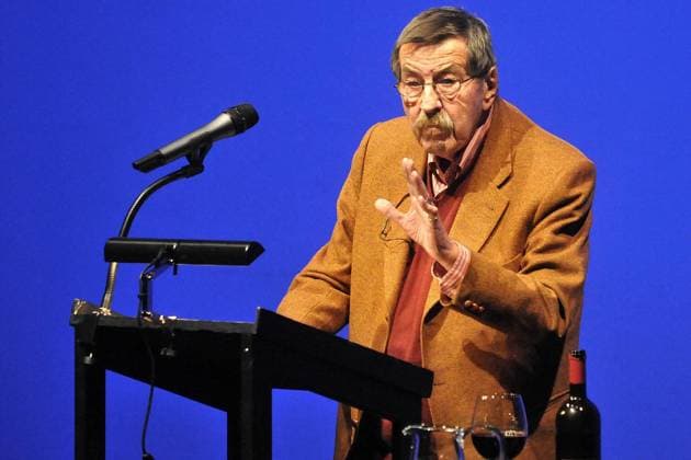 Günter Grass ließt im Schauspielhaus Bochum *** NUR FÜR REDAKTIONELLE ZWECKE *** EDITORIAL USE ONLY ***Am Mittwoch dem 27.10.2010 gastiert Günter Grass auf Einladung der Literarischen Gesellschaft im Schauspielhaus Bochum. Grass liest aus seinem neuen Buch Grimms Wörter . Der Autor erzählt darin das Leben der Brüder Grimm auf einzigartige Weise als Liebeserklärung an die deutsche Sprache und die Wörter, aus denen sie gefügt ist. Spielerisch-virtuos spürt Grimms Wörter dem Reichtum der deutsche Sprache nach und durchstreift die deutsche Geschichte seit der Fürstenherrschaft und den ersten Gehversuchen der Demokratie. Von der Vergangenheit mit ihren politischen Kämpfen und ganz alltäglichen Sorgen schlägt Günter Grass manch Copyright: GeroxHelm docnrwhugopicture34562742 EDITORIAL USE ONLY