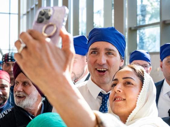 April 14, 2023, VANCOUVER, BC, CANADA: Prime Minister Justin Trudeau takes a selfie with a member of the Sikh community during Vaisakhi at the Khalsa Diwan Society in Vancouver, on Friday, April 14, 2023. VANCOUVER CANADA  - ZUMAc35_ 20230414_zaf_c35_150 Copyright: xEthanxCairnsx