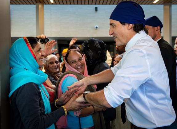 News Bilder des Tages April 14, 2023, VANCOUVER, BC, CANADA: Prime Minister Justin Trudeau shakes hands with a member of the Sikh community during Vaisakhi at the Khalsa Diwan Society in Vancouver, on Friday, April 14, 2023. VANCOUVER CANADA  - ZUMAc35_ 20230414_zaf_c35_151 Copyright: xEthanxCairnsx