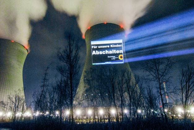 Abschalten, Anti-Atom-Protest der GRÜNEN am AKW Gundremmingen, Bayern, 13.12.2007 Deutschland, Gundremmingen, 13.12.2007, Für unsere Kinder: Abschalten , projiziert auf einen der Kühltürme des Kernkraftwerks Gundremmingen, Kühlturm von Block B, Aktion der Grünen im Bayerischen Landtag, abends gegen 18:45h, Protest gegen Kernkraft, Kernkraftgegner, Atomkraft, Atomkraftgegner, Kraftwerk im schwäbischen Landkreis Günzburg, das Kernkraftwerk Gundremmingen wurde gemäß Atomgesetz Ende 2017 (Block B) und Ende 2021 (Block C) abgeschaltet, Bayern, Anti-Atom-Bewegung, Geschichte, historisch, *** Switch off, anti-nuclear protest of the GREENS at the nuclear power plant Gundremmingen, Bavaria, 13 12 2007 Germany, Gundremmingen, 13 12 2007, S