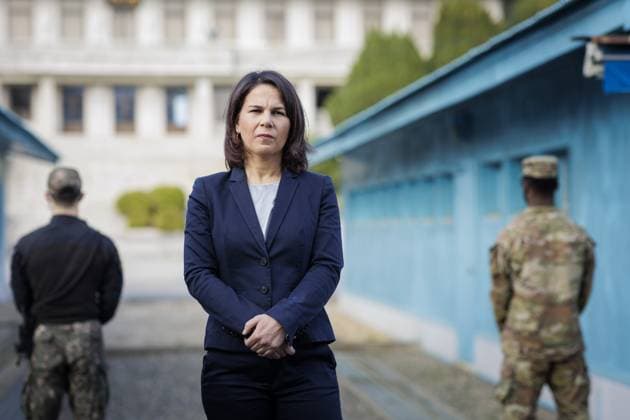 News Themen der Woche KW15 News Bilder des Tages Annalena Baerbock (Buendnis 90 Die Gruenen), Bundesaussenministerin, aufgenommen im Rahmen einer Besichtigung der Demilitarisierten Zone in Korea, 15.04.2023. Panmunjeom Korea *** Annalena Baerbock Buendnis 90 Die Gruenen , German Foreign Minister, taken during a visit to the Demilitarized Zone in Korea, 15 04 2023 Panmunjeom Korea Copyright: xKiraxHofmannx