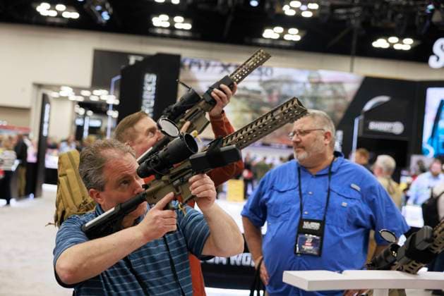 News Bilder des Tages April 15, 2023, Indianapolis, Indiana, United States: Guests take a look through the sight on rifles on display during the National Rifle Association s Annual Meetings & Exhibits at the Indiana Convention Center in Indianapolis. The forum is part of the National Rifle Association™s Annual Meetings & Exhibits which is expected to draw around 70,000 guests, opens today and runs through Sunday. Indianapolis United States - ZUMAs197 20230415_zaa_s197_018 Copyright: xJeremyxHoganx