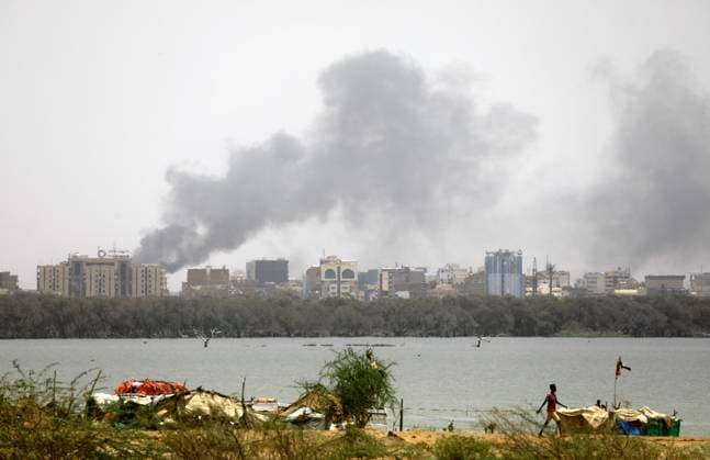 Bilder des Jahres 2023, News 04 April News Themen der Woche KW15 News Bilder des Tages (230415) -- KHARTMOU, April 15, 2023 -- This photo taken on April 15, 2023 shows smoke rising in Khartoum, capital of Sudan. Heavy gunfire was heard on Saturday in Sudanese capital, Khartoum. (Photo by Xinhua) SUDAN-KHARTOUM-GUNFIRE-SMOKE MohamedxKhidir 