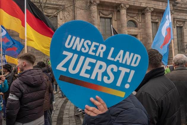 Deutsche Parteien: AfD, Symbolbilder 15.04.2023, AfD Kundgebung Friedensdemo , Nürnberg: Anlässlich einer sog. Friedensdemo der rechtsextremen Partei AfD versammelten sich in Nürnberg rund 200 Personen. Dagegen protestierten rund 250 Personen, die eine Vereinnahmung des Friedens-Begriffs von Rechtsaußen nicht hinnehmen wollten. Unter den Teilnehmenden der AfD-Kundgebung auch sog. Identitäre. Jakobsplatz Bayern Deutschland AfD Kundgebung Nürnberg 15.04.2023-31 *** 15 04 2023, AfD rally peace demonstration , Nuremberg On the occasion of a so-called peace demonstration of the far-right party AfD gathered in Nuremberg about 200 people Against it protested about 250 people who did not want to accept an appropriation of the concept of peace from the far right Among the pa