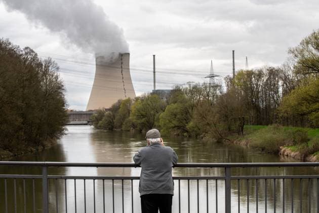 Bilder des Jahres 2023, News 04 April News Themen der Woche KW15 News Bilder des Tages Kernkraftwerk Isar 2, letzter Tag, wird heute Nacht abgeschaltet, Atomausstieg, Essenbach, 15. April 2023 Deutschland, Essenbach bei Landshut, 15. April 2023, Kernkraftwerk Isar 2, letzter Betriebstag, heute Nacht wird das AKW abgeschaltet, der Atomausstieg vollzogen, Ende der Kernenergie in Deutschland, Passant macht Erinnerungsfotos vom letzten Tag des AKW, Betreiber PreussenElektra, das AKW Isar 2 lieferte 35 Jahre lang Strom, Energie, Atomstrom, Aus für Atomkraft, Bayern, bayerisch, *** Nuclear power plant Isar 2, last day, will be shut down tonight, nuclear phase-out, Essenbach, 15 April 2023 Germany, Essenbach near Landshut, 15 April 2023, nuclear power plant Isar 2, last day of operation, tonight the nuclear power plant will be shut