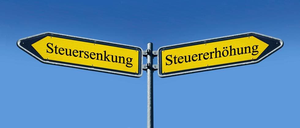 zwei Wegweiser mit Steuersenkung und Steuererhöhung zwei Wegweiser mit Steuersenkung und Steuererhöhung, 15.04.2023, Borkwalde, Brandenburg, In zwei Richtungen zeigen Wegweiser mit den Schriftzügen Steuersenkung und Steuererhöhung. *** two signposts with tax reduction and tax increase two signposts with tax reduction and tax increase, 15 04 2023, Borkwalde, Brandenburg, In two directions show signposts with the letterings tax reduction and tax increase