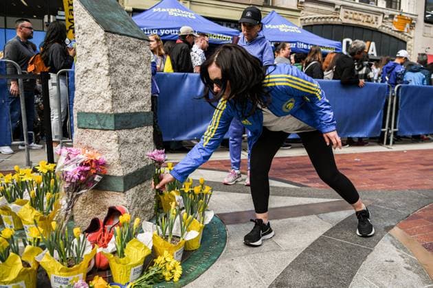 News Themen der Woche KW15 (230416) -- BOSTON, April 16, 2023 -- A woman places flowers at the memorial site of the Boston Marathon bombings in Boston, the United States, April 15, 2023. April 15, 2023 marks the 10-year anniversary of the Boston Marathon Bombings back in 2013. On April 15, 2013, two bombs went off near the finish line of the Boston Marathon, killing three people and wounded more than 260 others. (Photo by Julian Zhu Xinhua) U.S.-BOSTON-MARATHON BOMBINGS-ANNIVERSARY Ziyu 