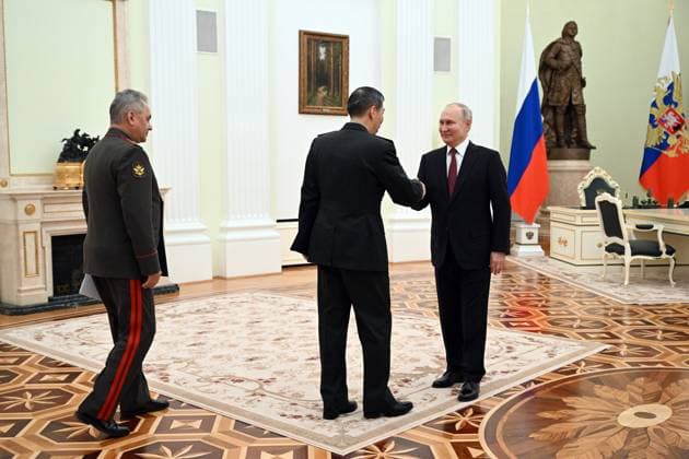 News Themen der Woche KW15 News Bilder des Tages Russia China 8413381 16.04.2023 Russian President Vladimir Putin, Chinese Defense Minister Gen. Li Shangfu, centre, and Russian Defence Minister Sergei Shoigu meet at the Kremlin in Moscow, Russia. Pavel Bednyakov Sputnik Moscow Russia  Copyright: xPavelxBednyakovx