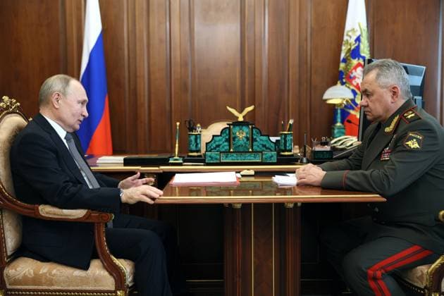 News Themen der Woche KW16 News Bilder des Tages Russia Putin Defence 8413442 17.04.2023 Russian President Vladimir Putin meets with Defence Minister Sergei Shoigu at the Kremlin in Moscow, Russia. Gavriil Grigorov Sputnik Moscow Russia  Copyright: xGavriilxGrigorovx