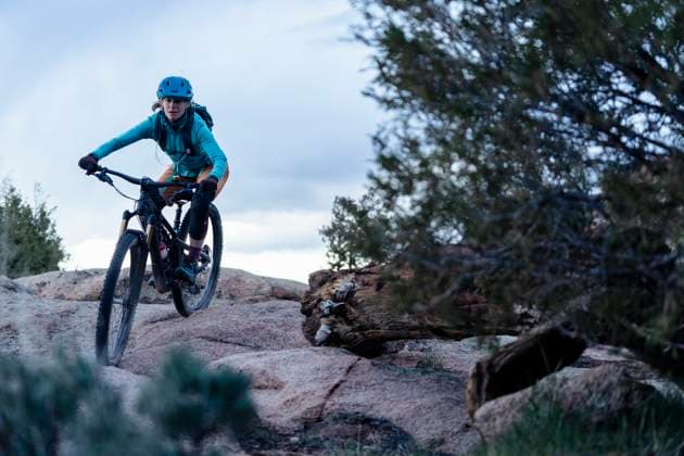 Woman mountain biking in the high desert in Colorado United States, Colorado, Crested Butte CR_PEDO230310-1149196-01 ,model released, Symbolfoto