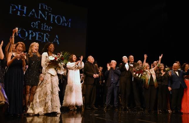 Entertainment Themen der Woche KW15 Entertainment Bilder des Tages April 17, 2023, New York, New York, USA: Emilie Kouatchou, Sarah Brightman, Andrew Lloyd Webber and Laird Mackintosh onstage at Andrew Lloyd Webbers The Phantom of the Opera after an unprecedented 35 record-breaking years, Broadways blockbuster phenomenon takes it s final bow at Majestic Theatre in New York. New York USA - ZUMAp281 20230417_zea_p281_019 Copyright: xPhotoxImagexPressx