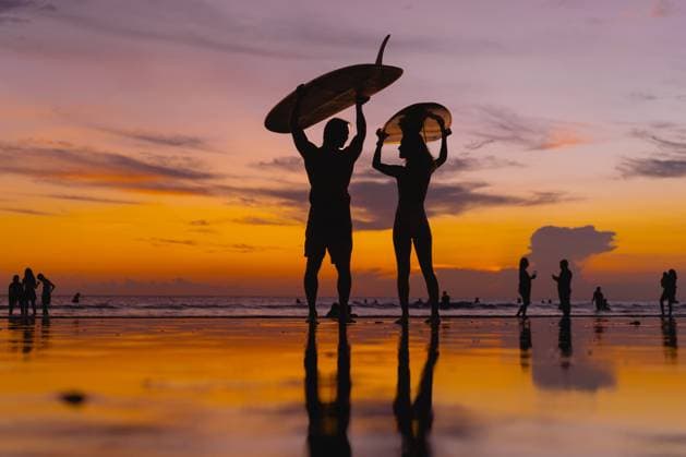 Surfers with surfboards at sunset, Bali. Kuta, Bali, Indonesia CR_YUKI230414-1170763-01 ,model released, Symbolfoto