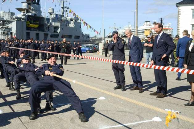 Entertainment Themen der Woche KW16 Entertainment Bilder des Tages Oslo 20230417. Kronprins Haakon og statsminister Jonas Gahr Støre pa kaia i Bergen. Oslo Norge xx *** Oslo 20230417 Crown Prince Haakon and Prime Minister Jonas Gahr Støre on the quay in Bergen Oslo Norway xx,  Copyright: xTuvaxÅserudx qnW5rwo2p8s qnW5rwo2p8s