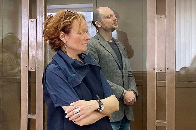 News Themen der Woche KW16 News Bilder des Tages RUSSIA, MOSCOW - APRIL 17, 2023: Russian political activist Vladimir Kara-Murza and his lawyer Maria Eismont attend the verdict announcement at the Moscow City Court. Officially listed as a foreign agent, Kara-Murza is facing the charges of high treason, spreading false information about the Russian military and running an organisation that is listed as undesirable by the Russian government. Court has sentenced Kara-Murza to 25 years in a maximum security prison. Moscow City Court Press Office TASS  58475157