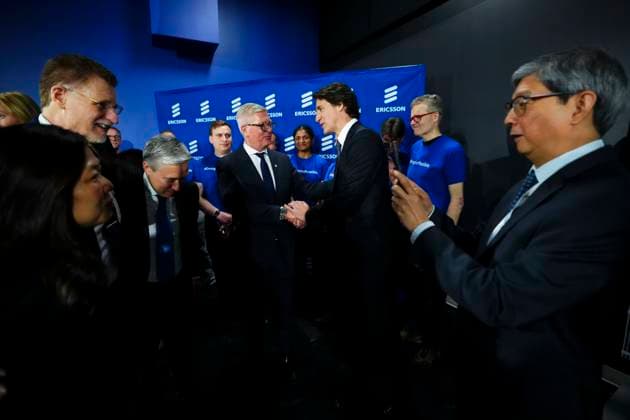 News Bilder des Tages April 17, 2023, Ottawa, ON, CAN: Prime Minister Justin Trudeau shakes hands with Borje Ekholm, President and CEO of Ericsson following an announcement and press conference at Ericsson in Ottawa on Monday, April 17, 2023. Ottawa CAN  - ZUMAc35_ 20230417_zaf_c35_030 Copyright: xSeanxKilpatrickx