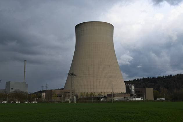 Deutschland hat seine letzten Kernkraftwerke abgeschaltet. Atomausstieg nun auch in Bayern, entgegen dem Wunsch von CSU Ministerpraesident Dr Markus Soeder, der eine Verlaengerung der Laufzeit angestrebt hatte. Foto: Das Kernkraftwerk Isar 2 in Essenbach bei Landshut - nun ebenfalls vom Netz. Die Betreibergesellschaft Preussen Elektra musste Isar 2 abschalten. Es war eines der drei verbliebenen noch aktiven AKW in Deutschland. Bis zum 15. April durften die Kernkraftwerke Neckarwestheim II in Baden-Wuerttemberg, Emsland in Niedersachsen und Isar 2 in Bayern am Netz bleiben. Der Meiler Isar 2 war 35 Jahre lang in Betrieb - ohne einen einzigen Stoerfall *** Germany has shut down its last nuclear power plants Nuclear phase-out now also in Bava