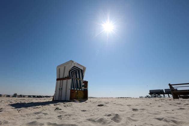 Sonne in St. Peter Ording DEU, Deutschland, St. Peter Ording: Ein Strandkorb steht am Strand von St. Peter Ording. Sonniges frühlingshaftes Wetter war heute in Sankt Peter Ording zu sehen. Sankt Peter Ording Schleswig-Holstein Deutschland *** Sun in St Peter Ording DEU, Germany, St Peter Ording A beach chair stands on the beach of St Peter Ording Sunny spring-like weather was seen today in St Peter Ording St Peter Ording Schleswig Holstein Germany