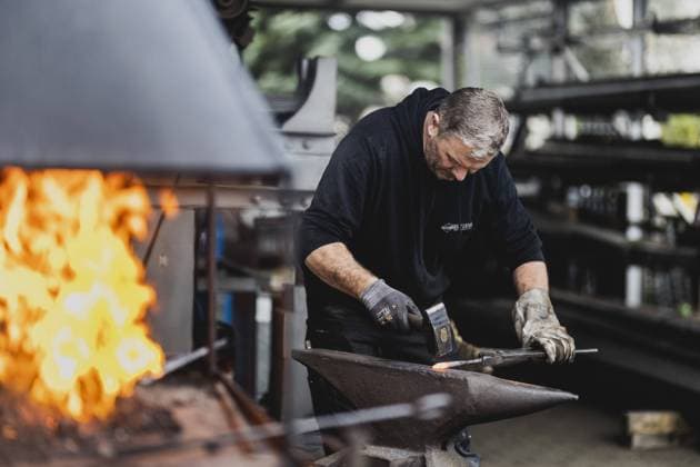 Ein Metallbauer arbeitet am Schmiedefeuer, aufgenommen in einer Schmiede in Klitten, 14.04.2023. Klitten Deutschland *** A metalworker works at the forge fire, taken at a forge in Klitten, 14 04 2023 Klitten Germany. Copyright: xFlorianxGaertner photothek.dex
