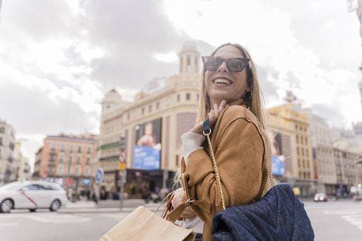 RECORD DATE NOT STATED A shallow focus of a young Hispanic woman with sunglasses holding shopping bags in Madrid, Spain *** einer seicht Fokus des einer Jung hispanisch Frau mit Sonnenbrille haltend Einkaufen Taschen ÊIn Madrid, Spanien 1913246 ,model released, Symbolfoto