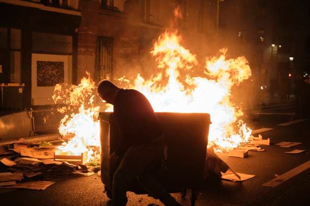 Concert Of Pots And Pans At Paris City Hall Following the concert of pots and pans at the Paris City Hall, some demonstrators are regrouping in the Beaubourg district, creating a spontaneous demonstration, erecting barricades, and burning rubbish bins. The smouldering streets are being blocked until the police and fire brigade intervene, in Paris, France, on April 17, 2023. Paris France  Copyright: xGuillaumexPinonx originalFilename: pinon-franceco230417_np2ut.jpg