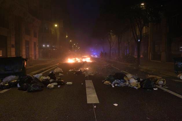 Concert Of Pots And Pans At Paris City Hall Following the concert of pots and pans at the Paris City Hall, some demonstrators are regrouping in the Beaubourg district, creating a spontaneous demonstration, erecting barricades, and burning rubbish bins. The smouldering streets are being blocked until the police and fire brigade intervene, in Paris, France, on April 17, 2023. Paris France  Copyright: xGuillaumexPinonx originalFilename: pinon-franceco230417_npcBC.jpg