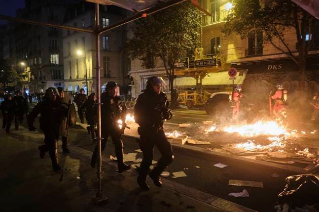 Concert Of Pots And Pans At Paris City Hall Following the concert of pots and pans at the Paris City Hall, some demonstrators are regrouping in the Beaubourg district, creating a spontaneous demonstration, erecting barricades, and burning rubbish bins. The smouldering streets are being blocked until the police and fire brigade intervene, in Paris, France, on April 17, 2023. Paris France  Copyright: xGuillaumexPinonx originalFilename: pinon-franceco230417_npgaR.jpg