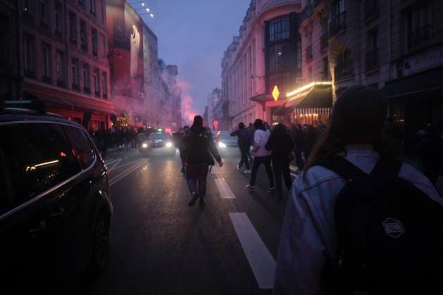 Concert Of Pots And Pans At Paris City Hall Following the concert of pots and pans at the Paris City Hall, some demonstrators are regrouping in the Beaubourg district, creating a spontaneous demonstration, erecting barricades, and burning rubbish bins. The smouldering streets are being blocked until the police and fire brigade intervene., in Paris, France, on April 17, 2023. Paris France  Copyright: xGuillaumexPinonx originalFilename: pinon-franceco230417_npQLS.jpg