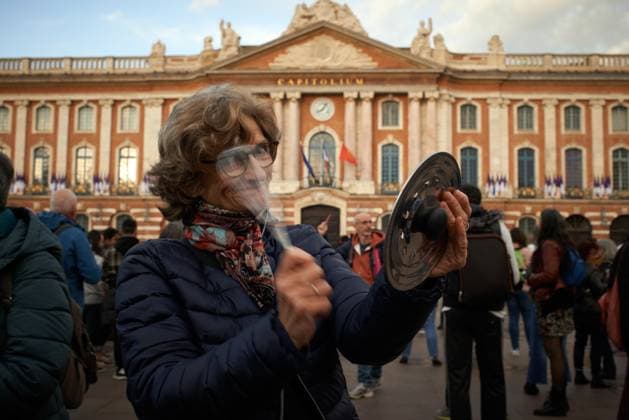 News Bilder des Tages Pot Concert During Macron s Speech On Tvs And Radios A few thousands people gathered in front of the Capitole in Toulouse for a pot concert at the same French President Macron spoke on TVs and radios. They are angered by the decision to validate the pension bill by the consitutional council and its promulgation by Macron soon after. The pension bill will delay retirement by two years to 64 and was pushed through parliament by the government without a vote.Polls show 64% french people say they want the stirkes to intensify and that 93% of workers oppose the pension reform. The retirement age would be raised to 64 years (for 43 years of continued work) and the pensions will be lower specially for women, short careers and low wages people. T  Copyright: xAlainxPittonx originalFilename: pitton-notitle230417_npFn3.jpg