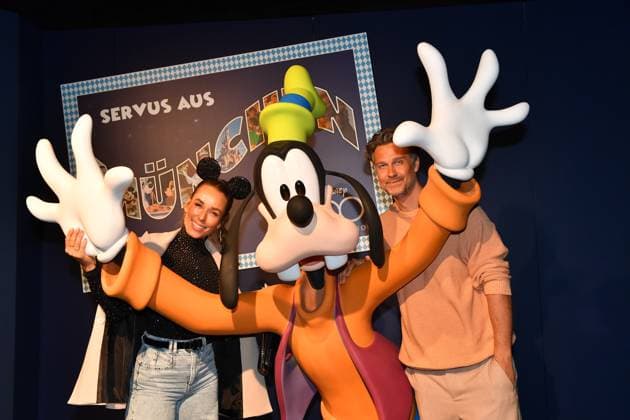 Bilder des Jahres 2023, Entertainment 04 April Entertainment Themen der Woche KW16 Wayne Carpendale mit Annemarie VIP-Opening Disney100: Die Ausstellung München 17. April 2023 *** Wayne Carpendale with Annemarie VIP Opening Disney100 The exhibition Munich 17 April 2023